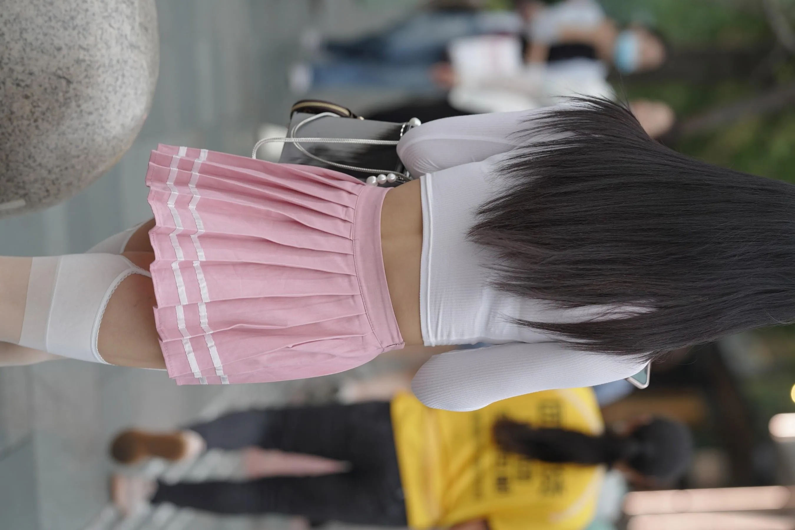 魔镜街拍 NO.161 街拍白丝吊带袜美女 [109P]插图